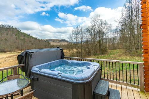 Cozy Stargazing Cabin with Hot Tub near Red River Gorge in Estill County, Kentucky in Irvine (KY)