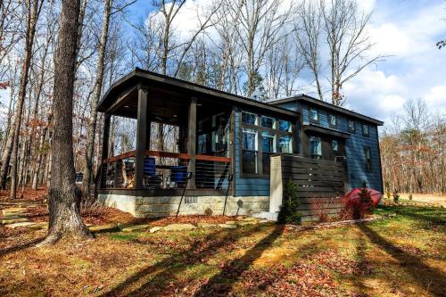 Cozy Cabin Retreat with Loft Hideaway, Fire Pit & Nature Trails in Monteagle, Tennessee