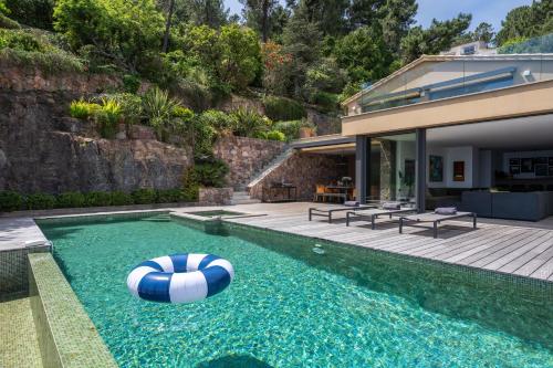 Villa contemporaine - vue panoramique sur la Baie de Cannes