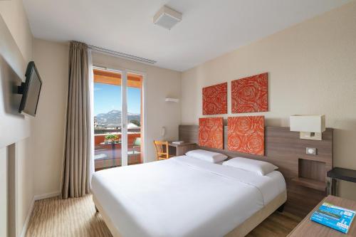 Kyriad Chamb Room Type - Standard Room, 1 Double Bed, Balcony