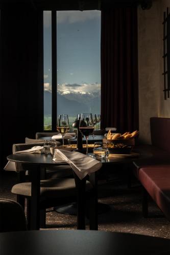 طعام و مشروبات, The Wine Station in تيلافي