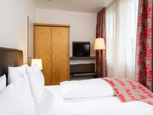2 twin beds, 1 sofa bed