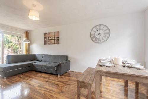 Cosy home near airport sleeps 6 to 8 with Parking – khách sạn tại St Laurence