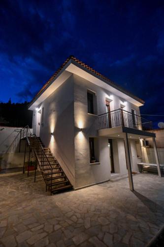 2 bedrooms, 5 beds