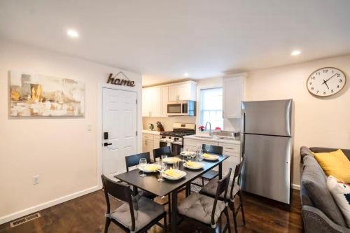 Stylish 4BR Boston, Pet-Friendly near Savin Hill, I-93 & Red Line 30-1, Boston