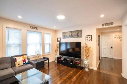 30-1 Fully furnished, spacious 1st floor apartment in Boston in Boston, USA