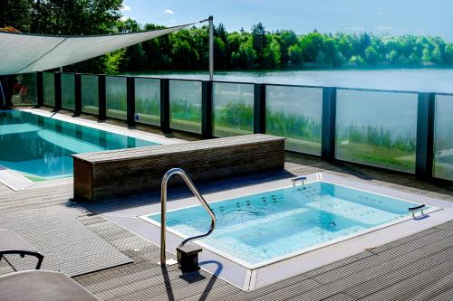 Peldbaseins, Seehotel Niedernberg - Das Dorf am See in Niedernberg (Bavaria)