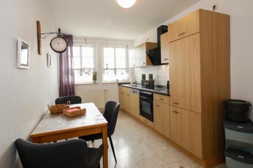 2 bedrooms, 4 beds