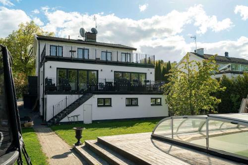 Luxury Villa Solna Private Pool Lake View 300Sq – khách sạn tại Solna