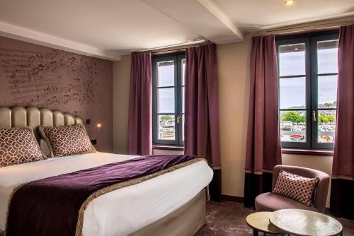 1 king bed, 2 twin beds, 2 sofa beds