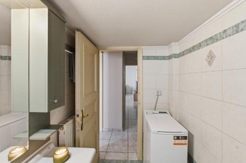 Moschato-Niarchos modern apartment - Tap to explore photos