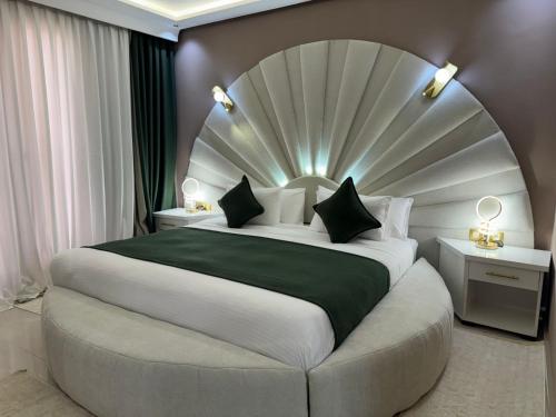 2 bedrooms, 9 beds