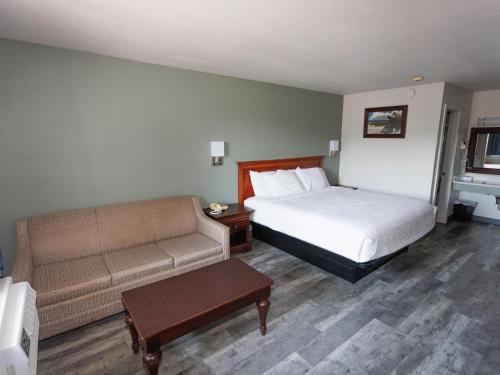 Chincoteague Inn - Tap to explore photos