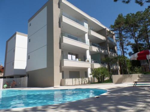 Modern two-bed flat with shared pool and hot tub