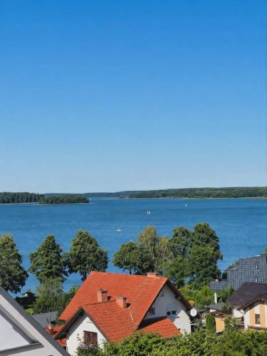Artystyczny Picasso apartament z widokiem na jezioro i tarasem - Charzykowy