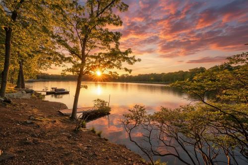Lakefront, Hot Tub, Hiking, Pool, Pickleball, Pets in Bushkill (PA)