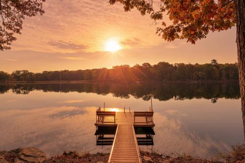 Private Lakefront with Pool, Hot Tub, Firepit, Pets in Bushkill (PA)