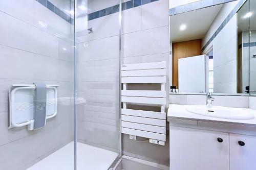 Beautiful apartment in the heart of the Marais - image 4
