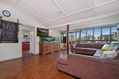 Shared lounge/TV area, Gladstone Backpackers in Gladstone