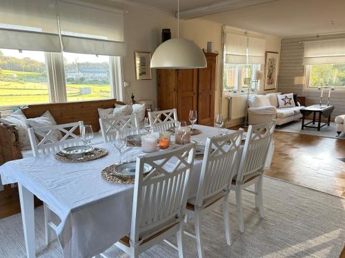 Charming and lovely house on beautiful Nösund year-round (Charming and lovely house on beautiful Nosund year-round) in Nosund
