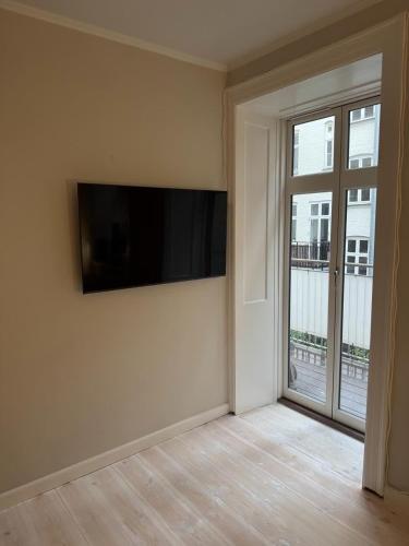 Modern 1BR In Prime Downtown Location - image 9