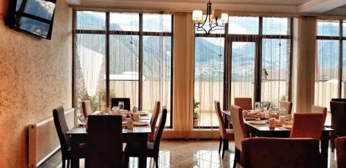 设施服务, 伊维利亚酒店 (HOTEL IVERIA) in 卡兹别吉