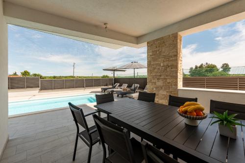 Rõdu/terrass, Villa Amfora with heated pool, wellness and tennis in Dračevac Ninski