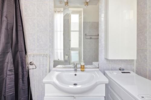 Lovely Studio in Upscale Paris 8th with Netflix - image 6