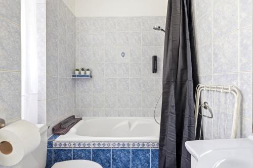 Lovely Studio in Upscale Paris 8th with Netflix - image 2