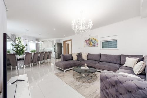 Jagatud salong / TV-ala, Villa Amfora with heated pool, wellness and tennis in Dračevac Ninski