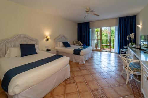 Room, superior, 3 beds