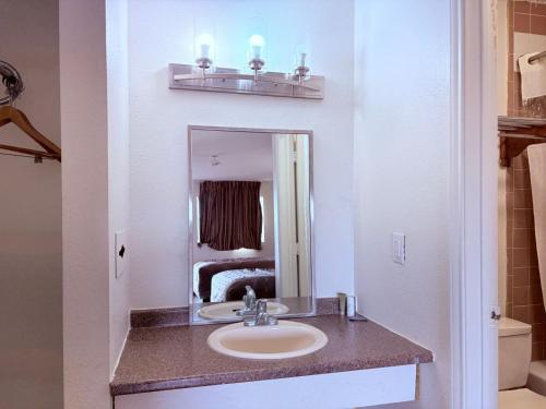 Best Classic Inn & Suites Houston I 45 near IAH - image 14
