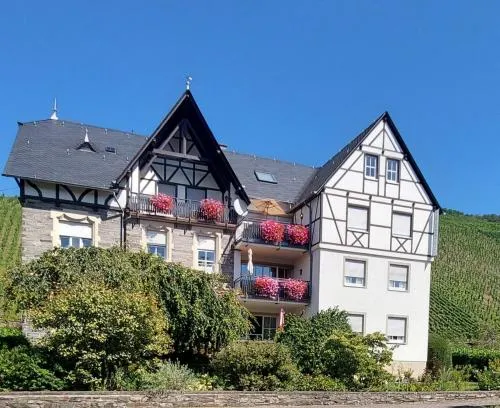 Ferienwohnungen Zum Niederberg mit Balkon und Moselblick in Lieser, Deutschland
