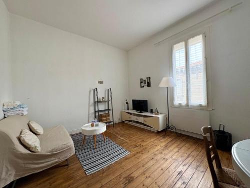 Pelleport - T2 avec 1 Chambre 1 Canapé Lit 1 Salle de Bain