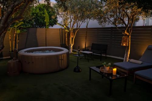 Hot Tub - 5 min to Beaches - Private Garden - Netflix 5