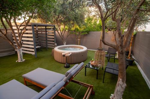 Hot Tub - 5 min to Beaches - Private Garden - Netflix 3