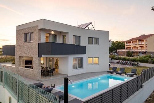 Hotelli välisilme, Villa Amfora with heated pool, wellness and tennis in Dračevac Ninski