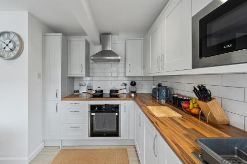 Cozy 3-Bed House Basildon in Бесілдон
