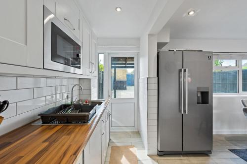 Cozy 3-Bed House Basildon in Бесілдон