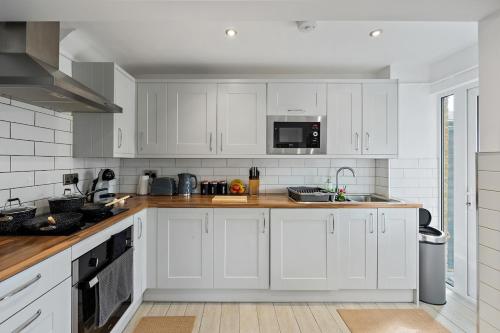 Cozy 3-Bed House Basildon in Бесілдон