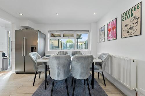 Cozy 3-Bed House Basildon in Бесілдон