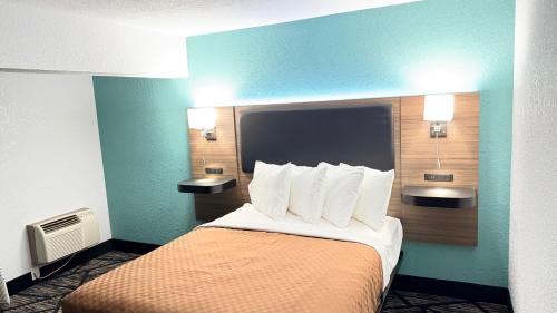 . Cedar Hill Lodge