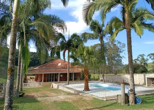Peldbaseins, Chacara com Piscina e Churrasqueira em Lagoinha in Lagoinha (Sao Paulo)