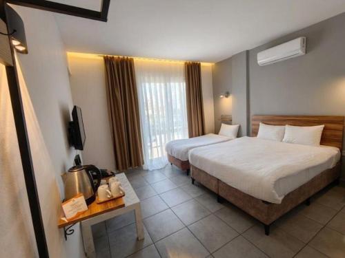 1 queen bed, 2 twin beds