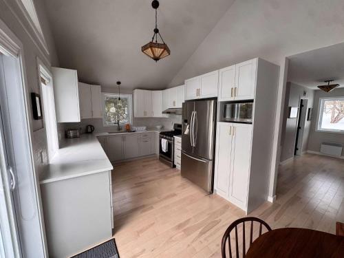 Solac - lakeside retreat with beautiful views in Amherst (QC)
