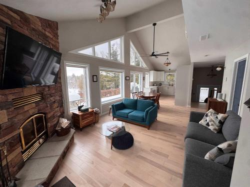 Solac - lakeside retreat with beautiful views in Amherst (QC)
