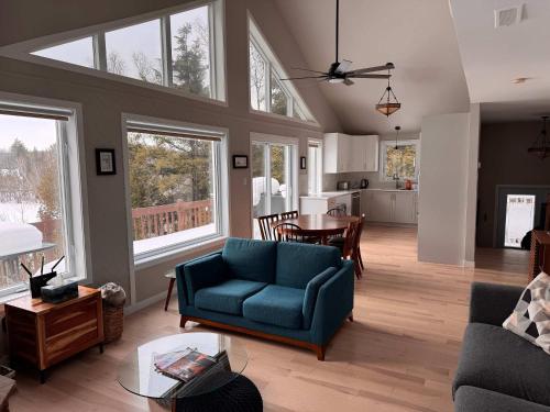 Solac - lakeside retreat with beautiful views in Amherst (QC)