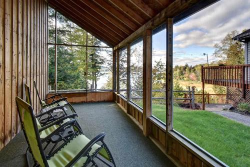 Solac - lakeside retreat with beautiful views in Amherst (QC)