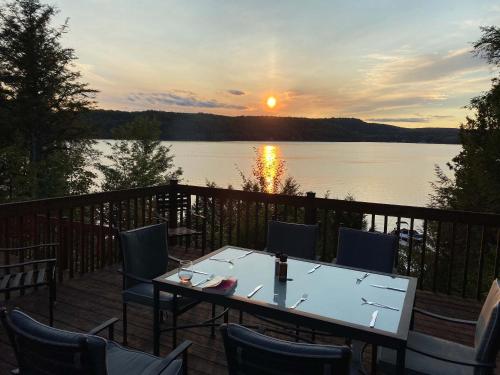 Solac - lakeside retreat with beautiful views in Amherst (QC)