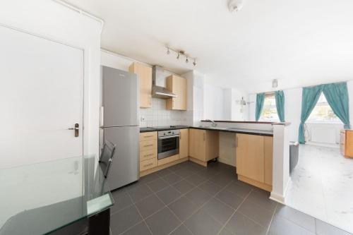Modern London Apartment Minutes from the O2 Arena and Canary Wharf - main image